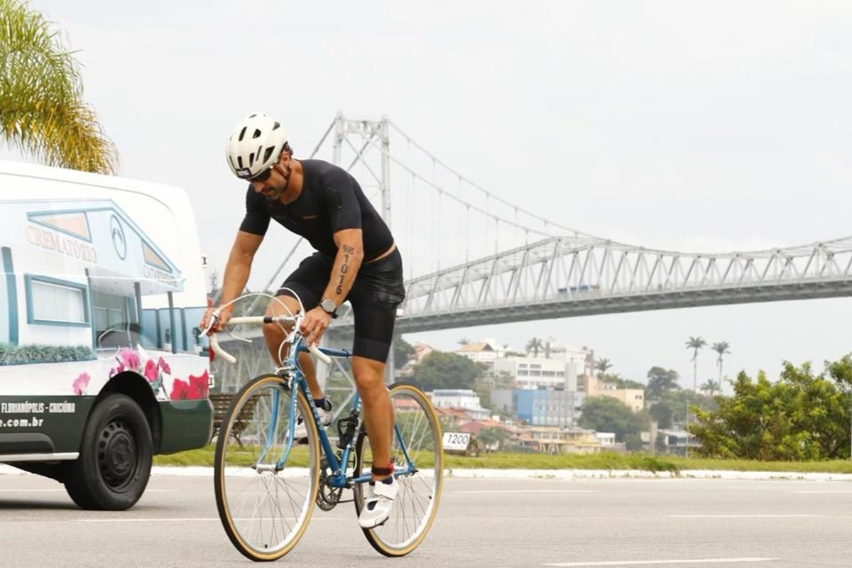 Triatleta pedala 90 km com bicicleta de 15 kg dos anos 70 em Ironman 70.3 em SC: 'Esporte é para todos'