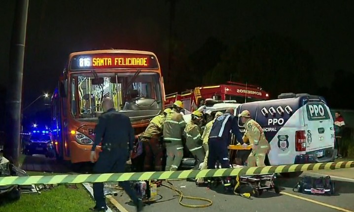 Batida entre viatura da Guarda Municipal e ônibus deixa quatro feridos em Curitiba