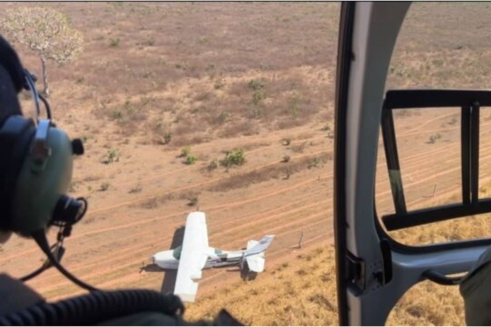 A aeronave foi forçada pela FAB a pousar em uma pista não preparada. — Foto: PMMS
