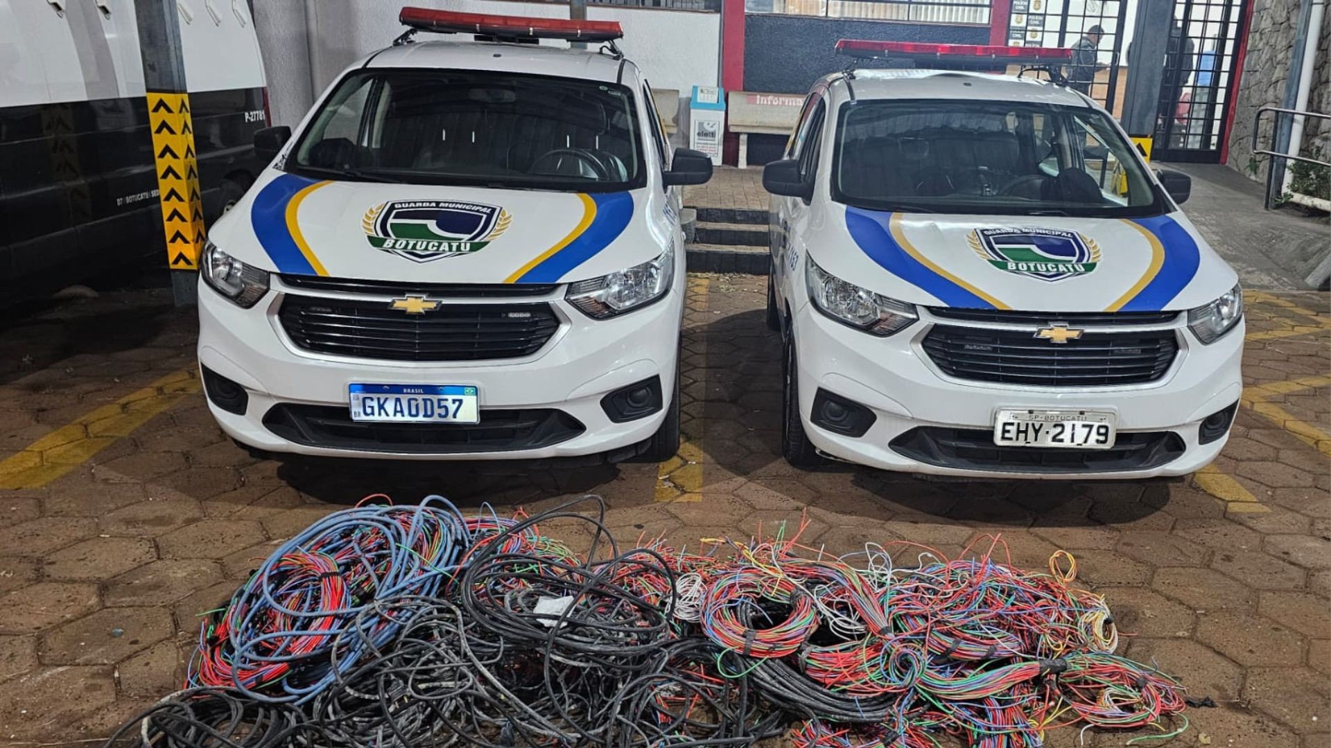 GCM prende dois homens com R$ 8 mil em cobre furtado de obra em Botucatu