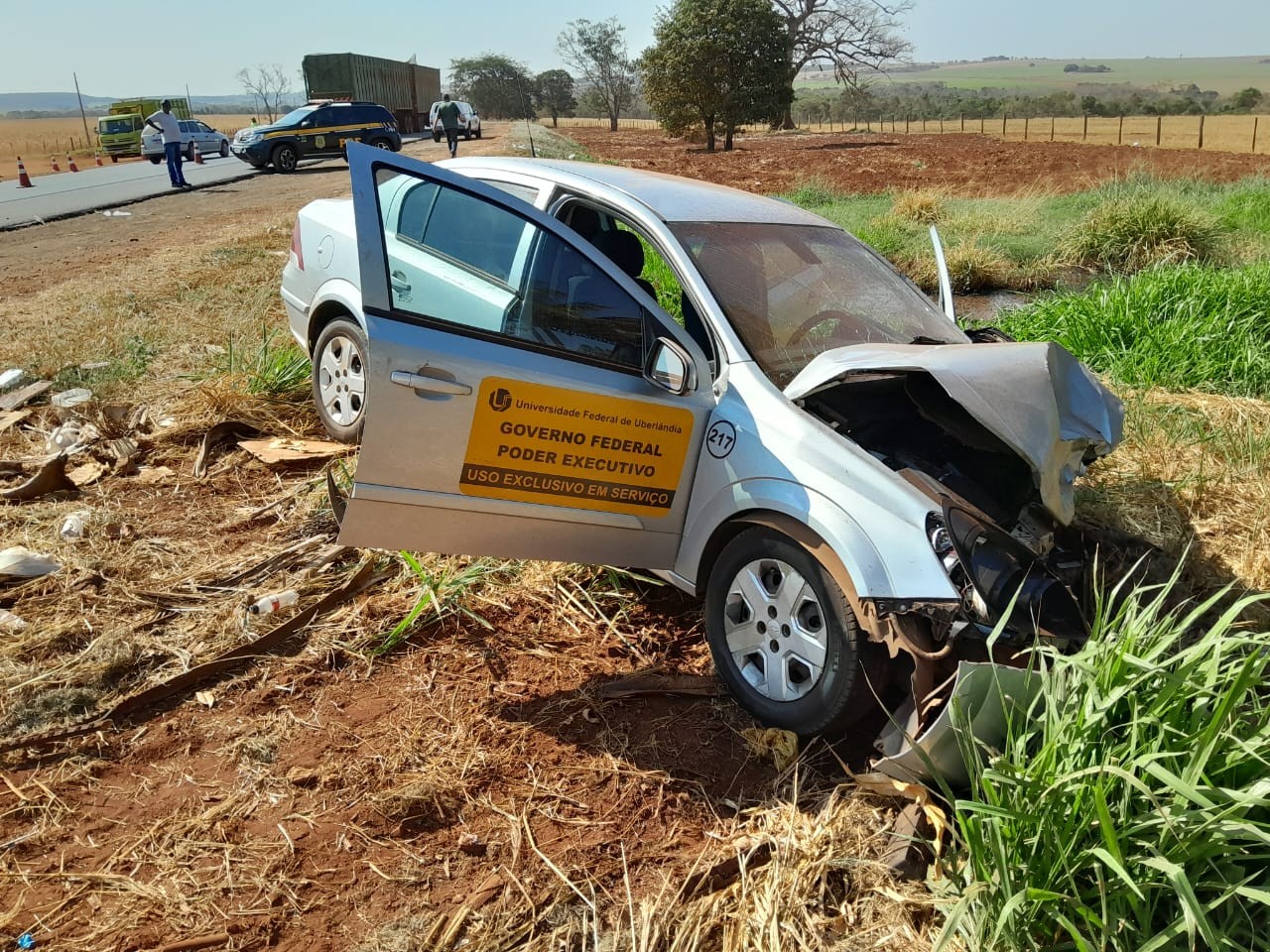 Motorista de carro morre após atingir veículo com servidores da UFU na BR-365