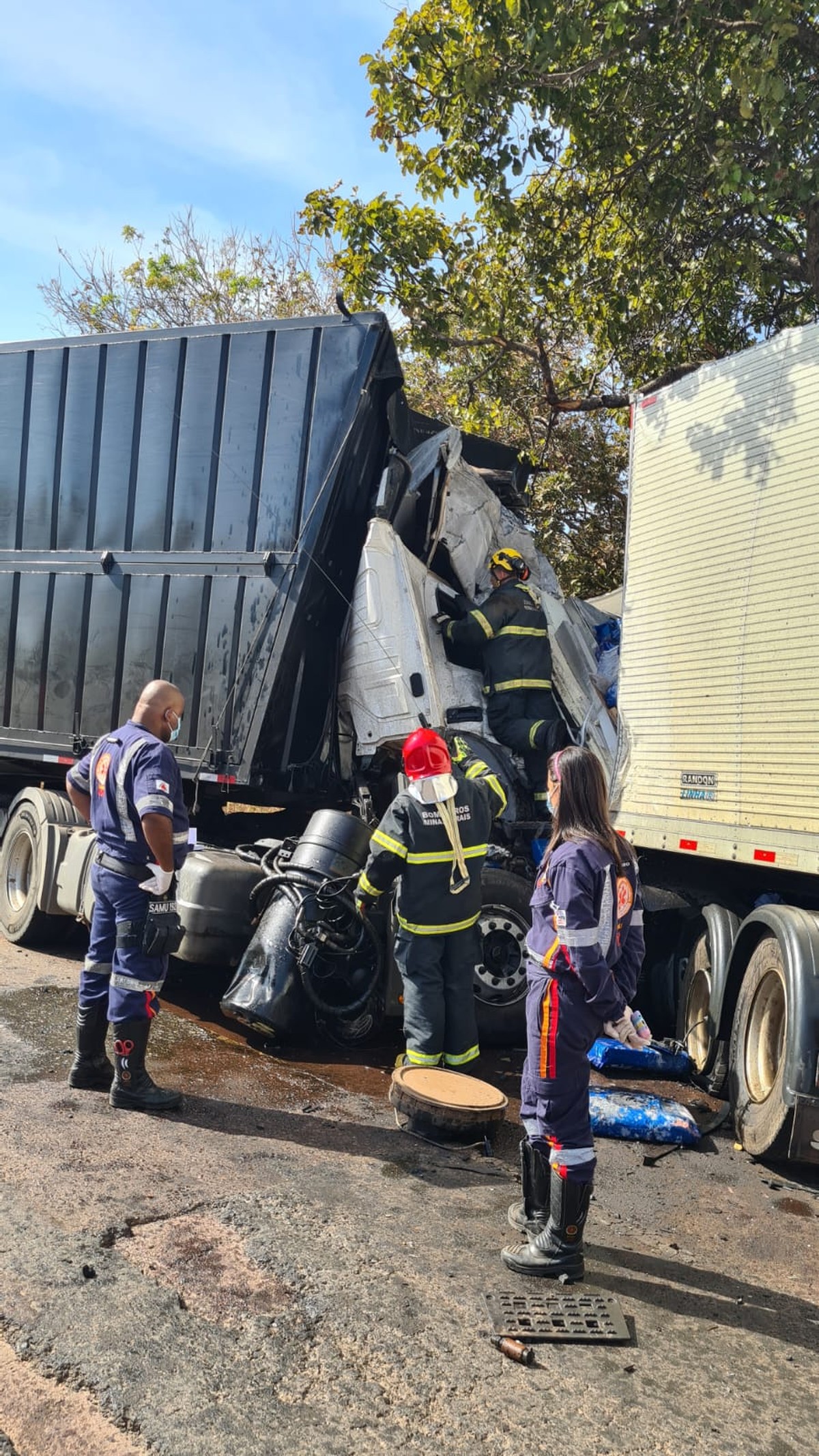 Carreta que não conseguiu passar por baixo de viaduto da BR-365 em