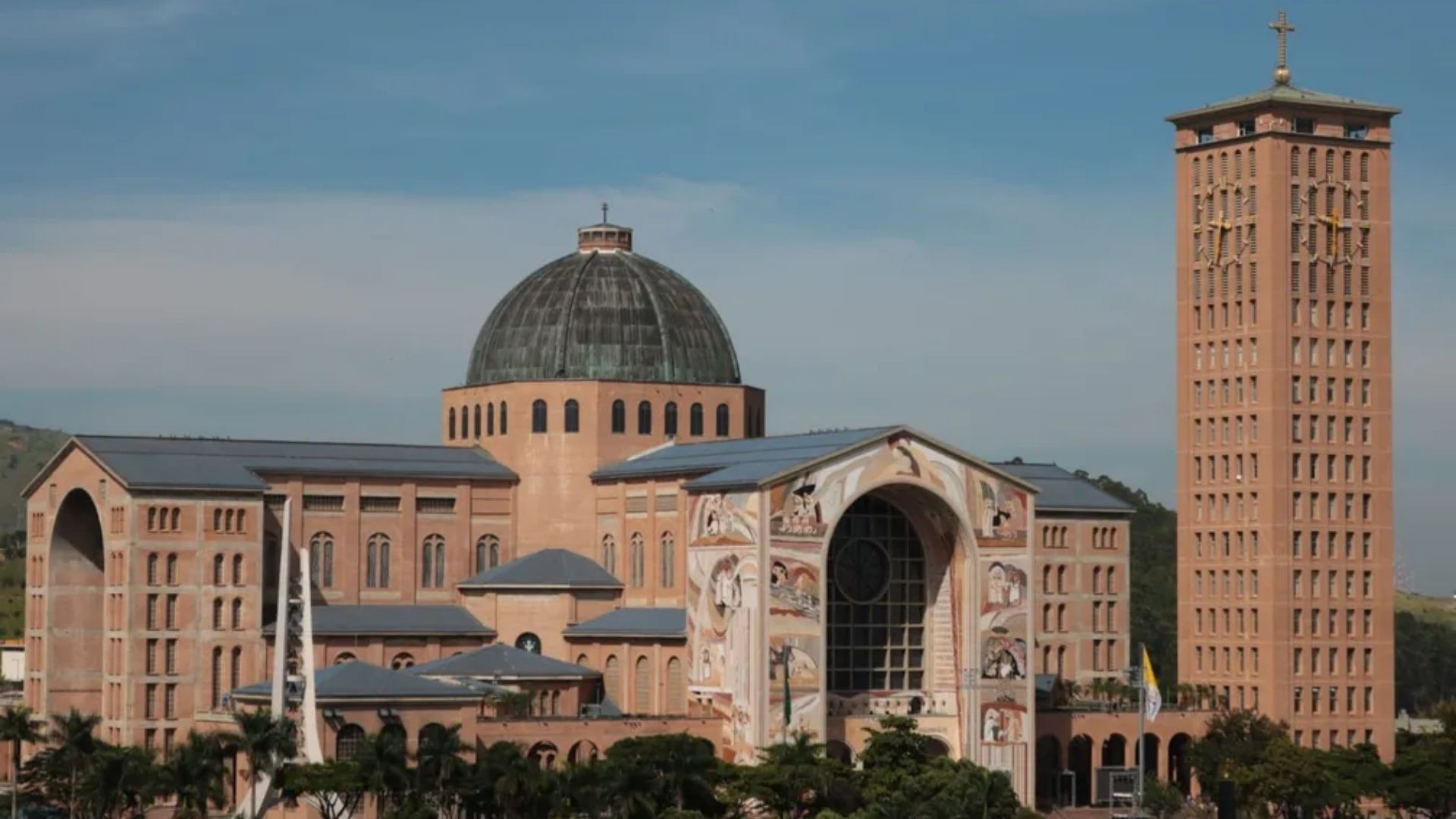 A um mês do Dia de Nossa Senhora Aparecida, número de fiéis começa a aumentar no Santuário Nacional