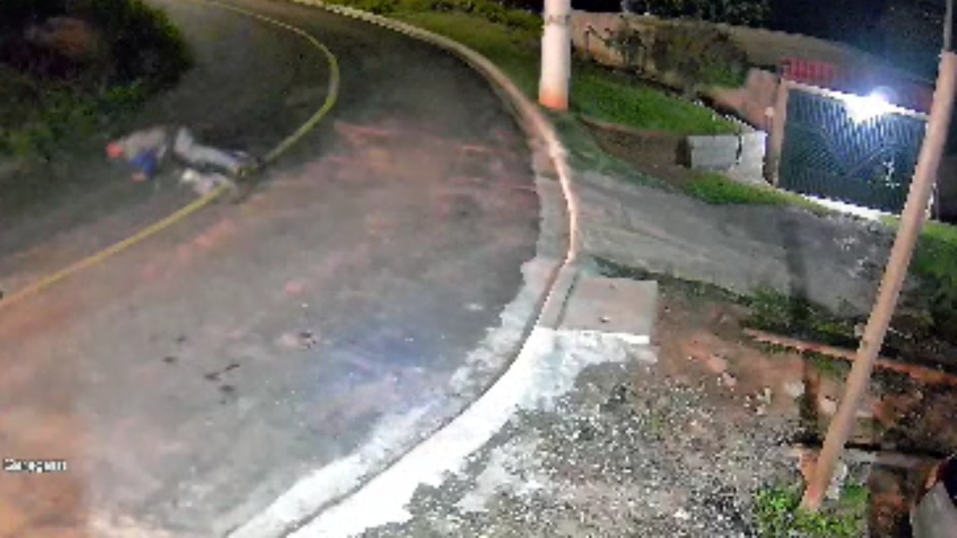 VÍDEO: ciclista derrapa e cai sob ônibus em Itatiba