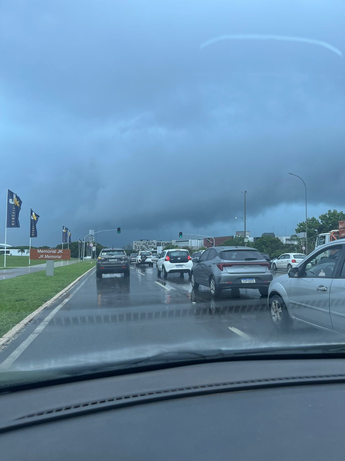Ônibus escolar atola e voos com destino a Brasília precisam pousar em Goiânia; veja estragos da chuva no DF