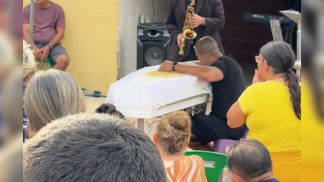 Motorista de ônibus morre após colisão com casas no interior do Ceará