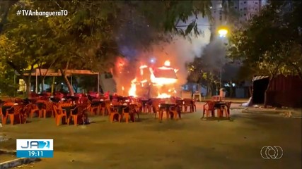 Trailer de lanches pega fogo e fica destruído na Avenida Palmas Brasil Sul