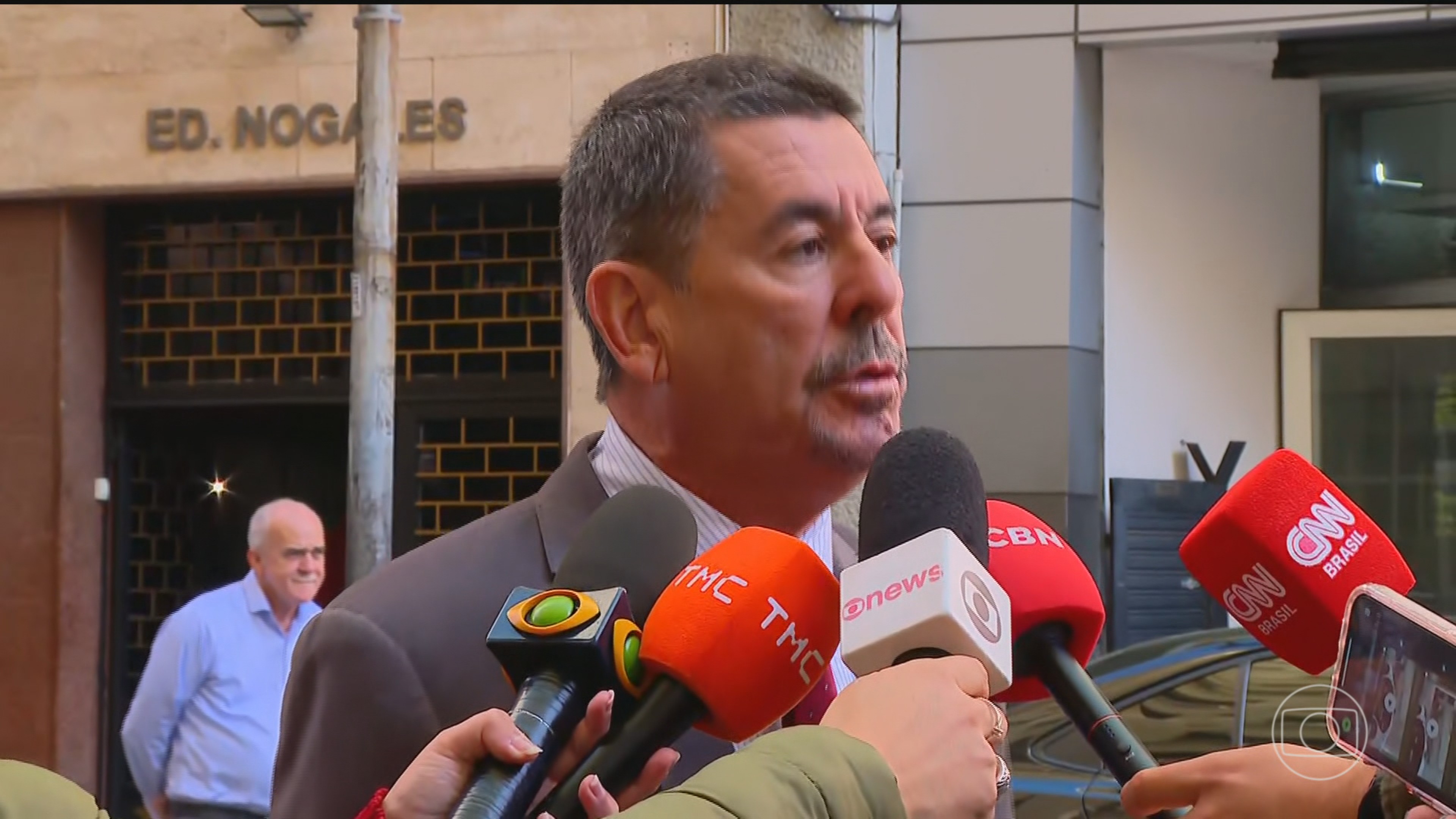 Policiais e promotores cumprem mandado de busca e apreensão no gabinete do deputado estadual do RJ Val Ceasa, do PRD