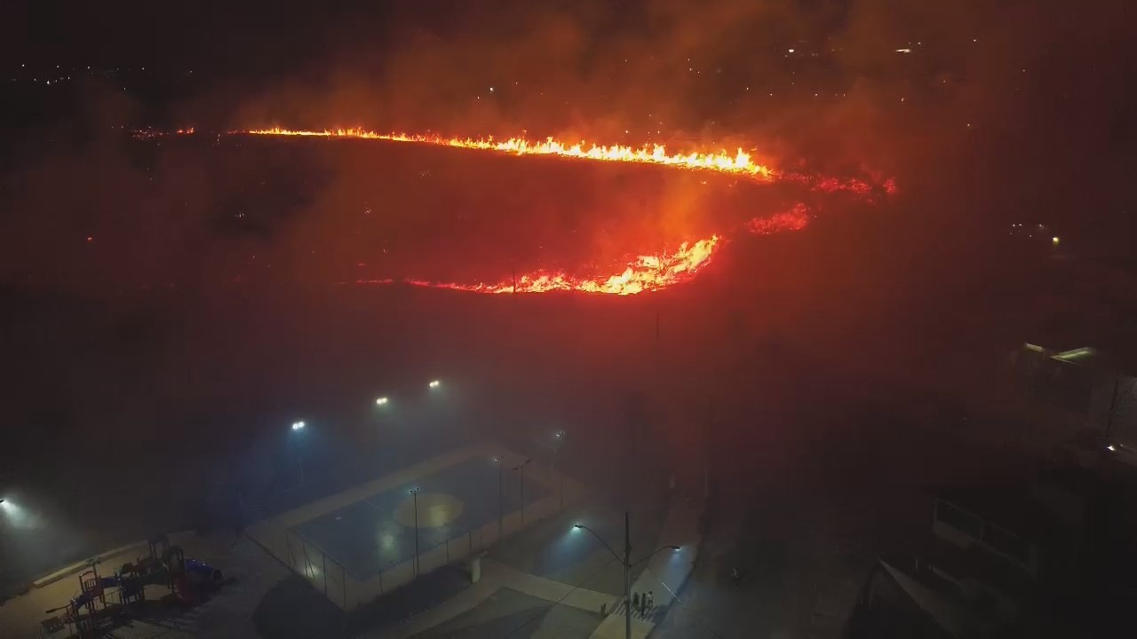 Bombeiro fica ferido em combate a incêndios em MG; área queimada equivale a 350 campos de futebol