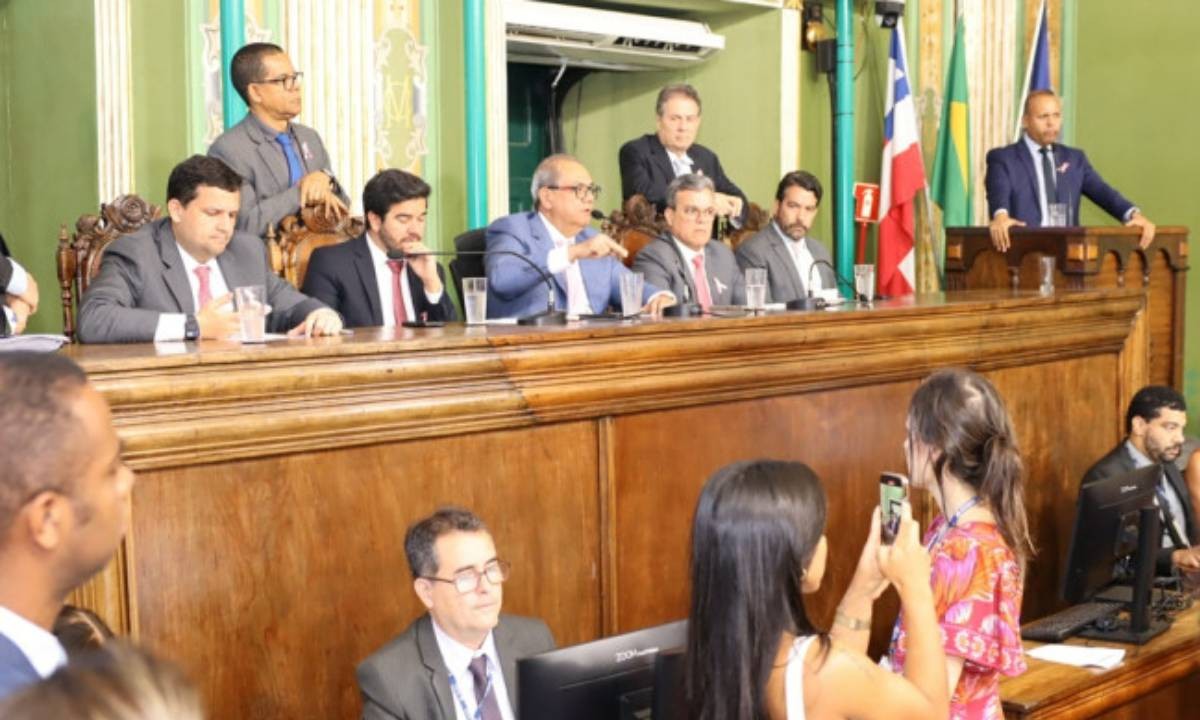 Vereadores aprovam plano de carreira dos professores municipais  