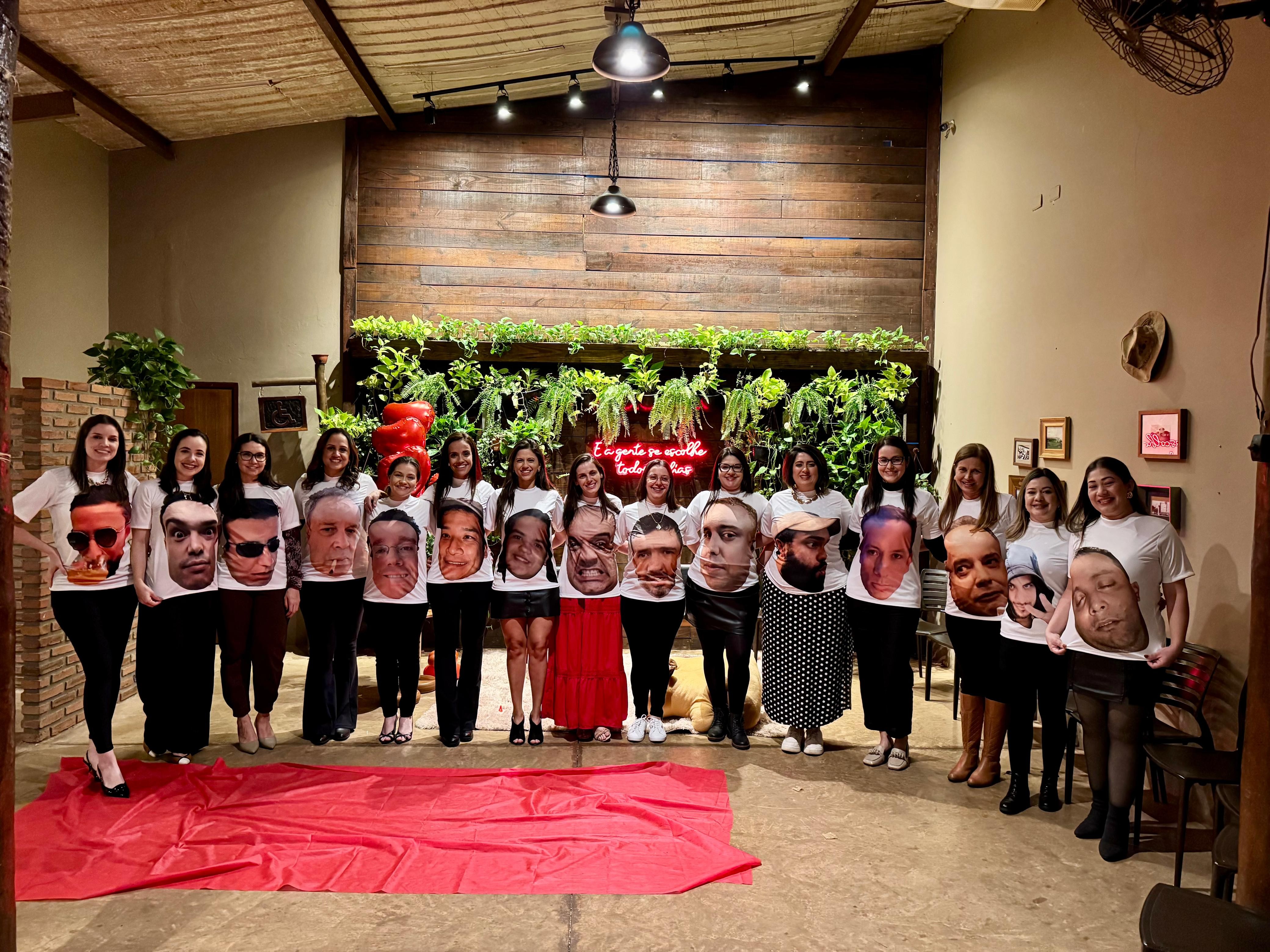 Amigas surpreendem maridos com camisetas personalizadas e viralizam:  'escolhemos as fotos mais zoadas'