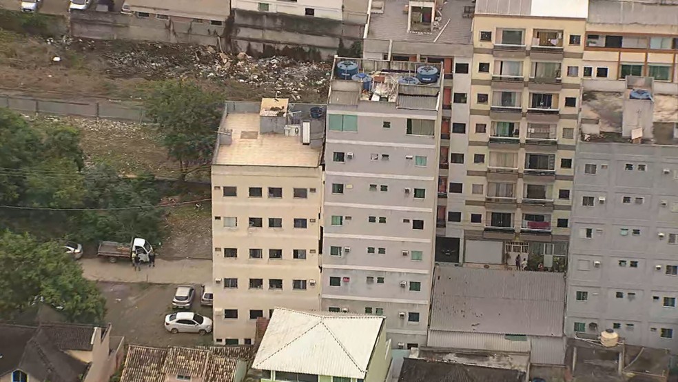 Bombeiros desocupam dois prédios na Muzema por risco de desabamento — Foto: Reprodução/ TV Globo