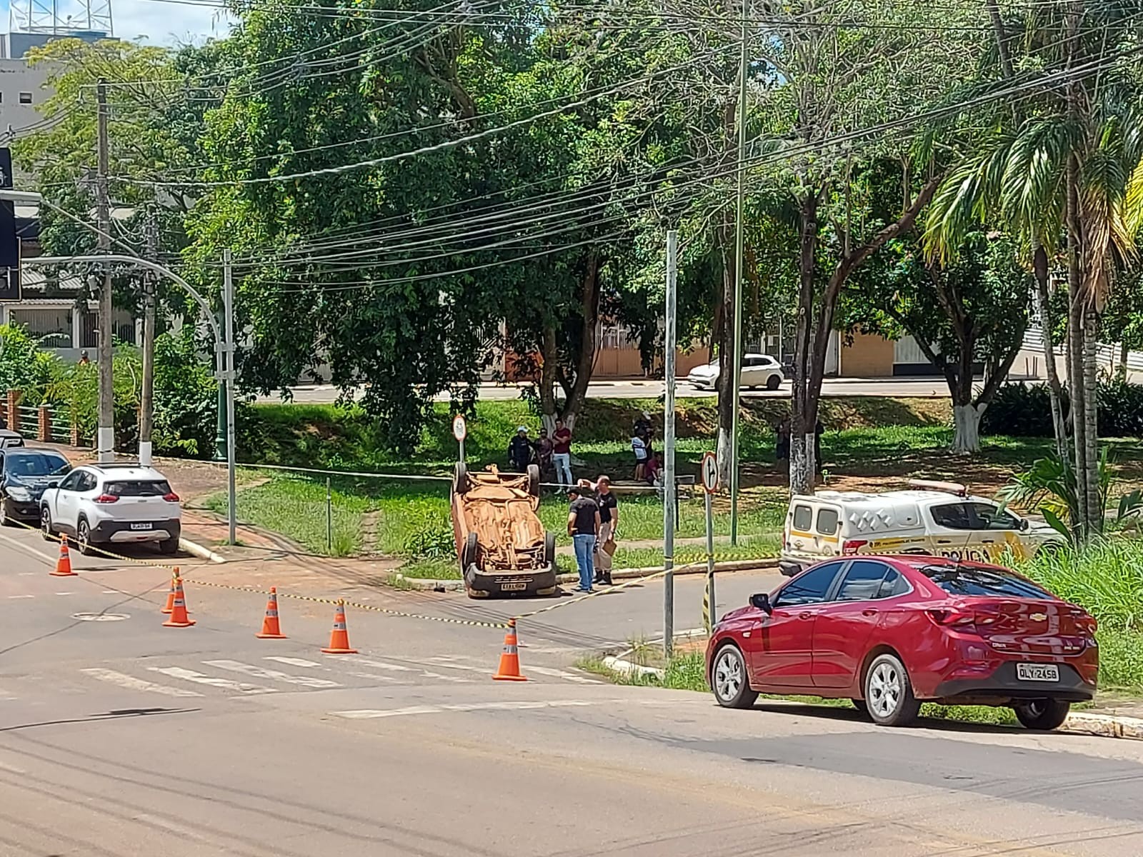 Dois ficam feridos após colisão entre carros e capotamento em Rio Branco