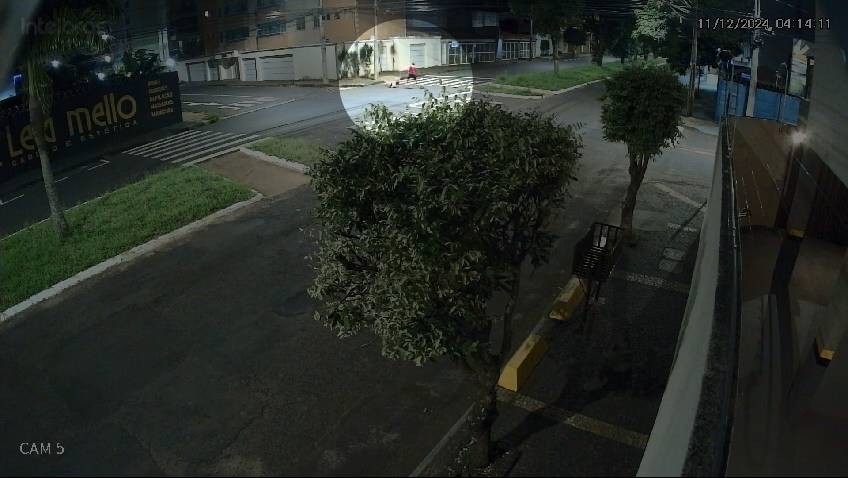 VÍDEO: Jovem é arrastada no asfalto durante roubo no Bairro Santa Mônica em Uberlândia