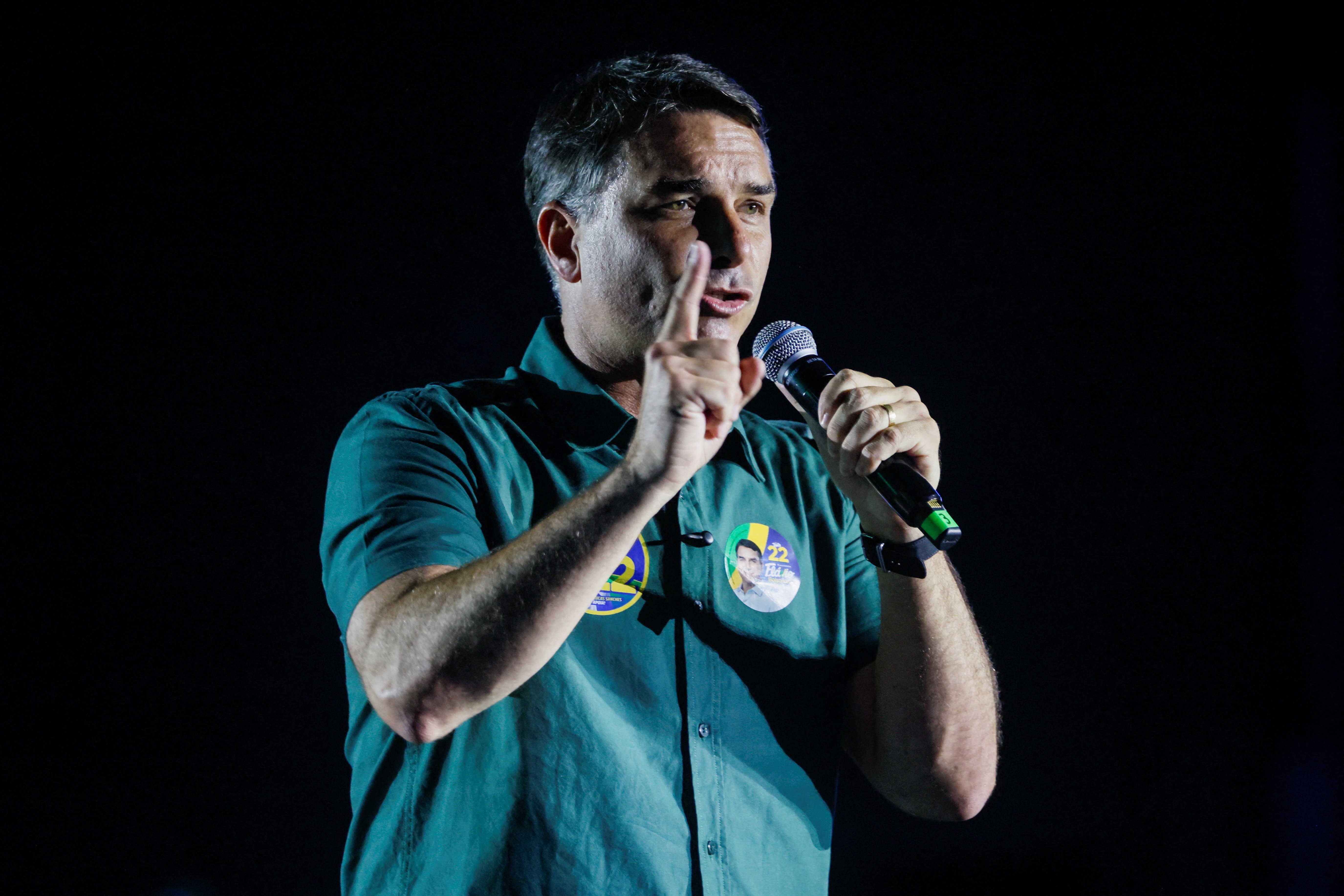 Flávio Bolsonaro atuou no STJ na defesa de PMs réus por mortes de inocentes no RJ