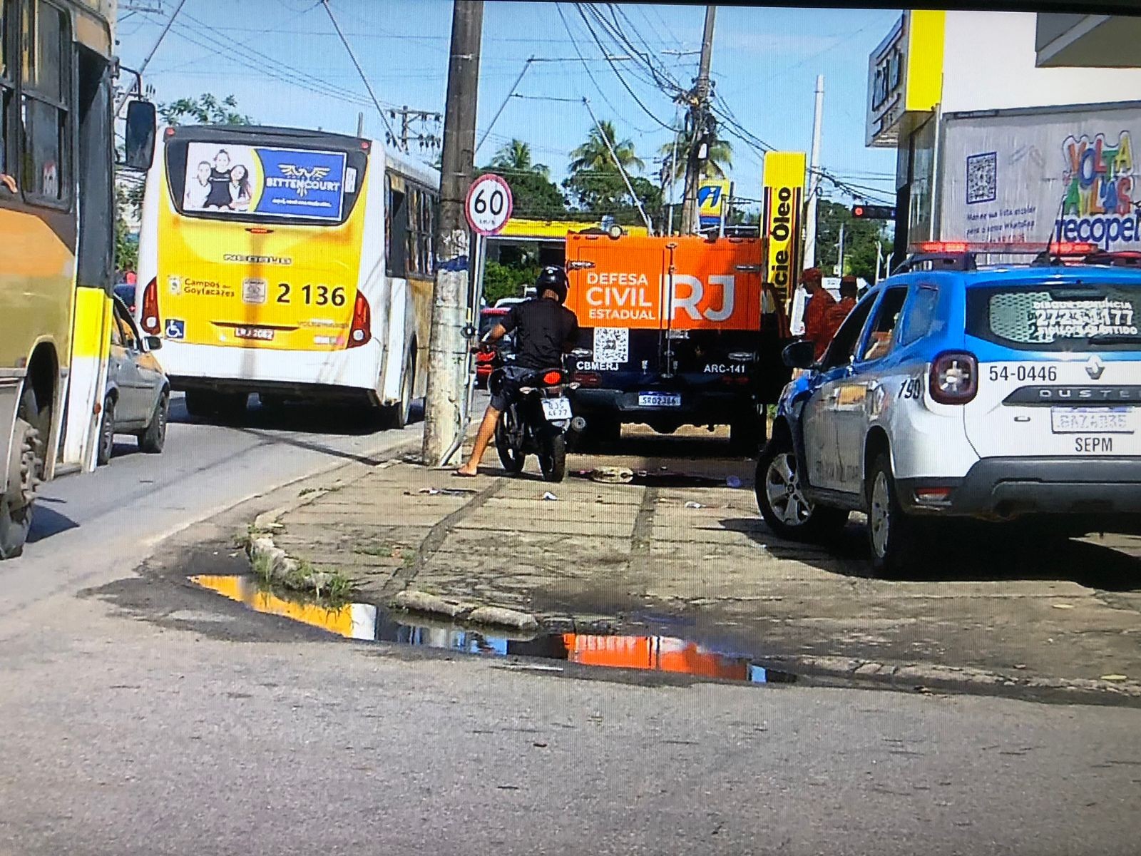 Homem morre e jovem fica gravemente ferida após queda de moto em Campos