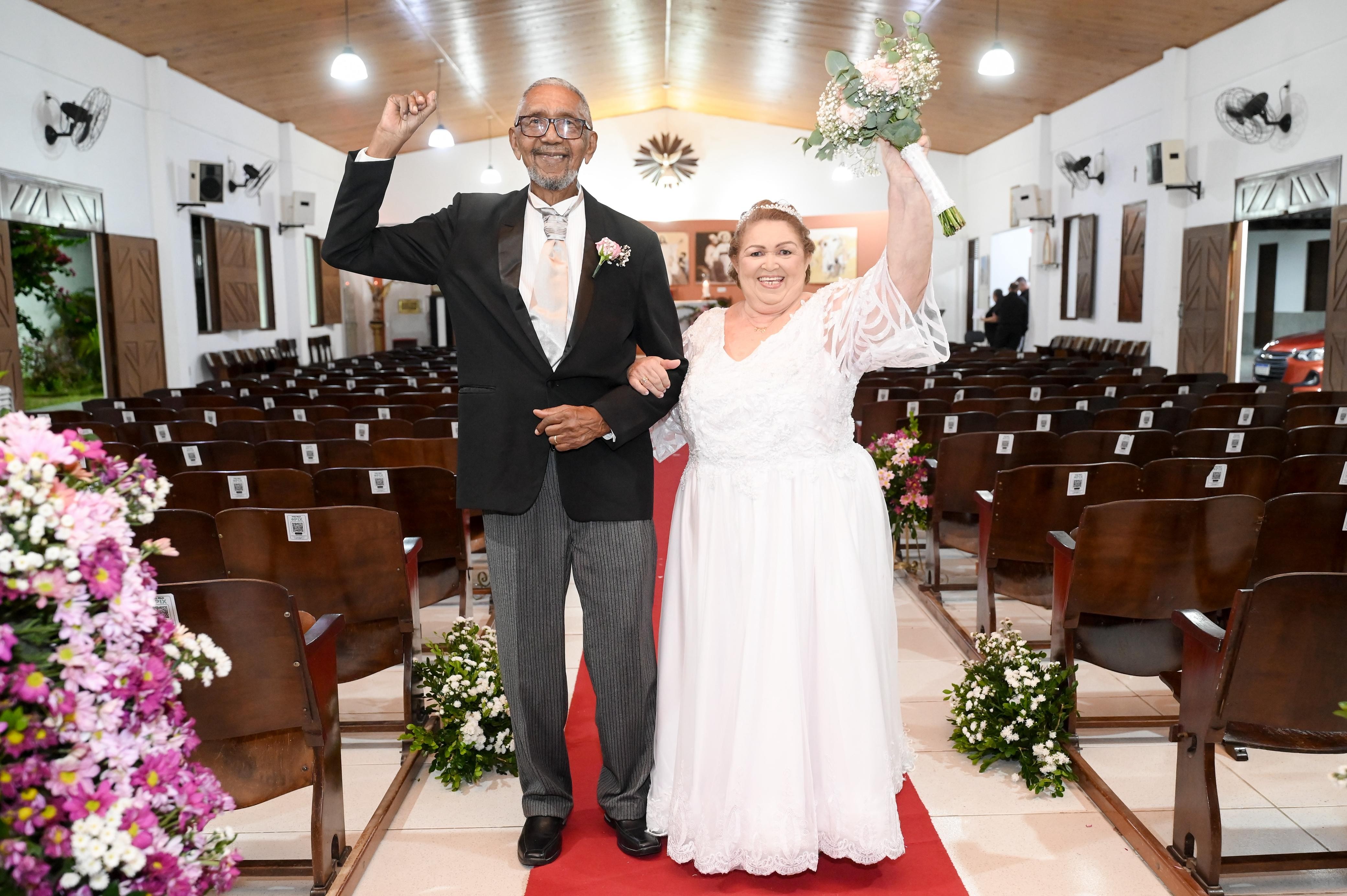Após quase meio século junto, casal realiza sonho de casar na igreja: 'Era o que eu mais queria na vida'