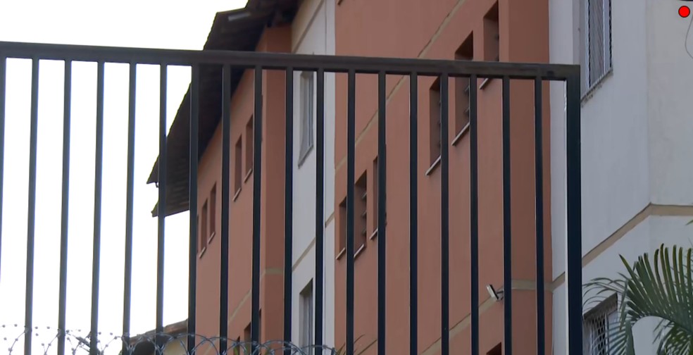 Fachada do apartamento onde a vítima foi encontrada morta — Foto: TV Globo/Reprodução