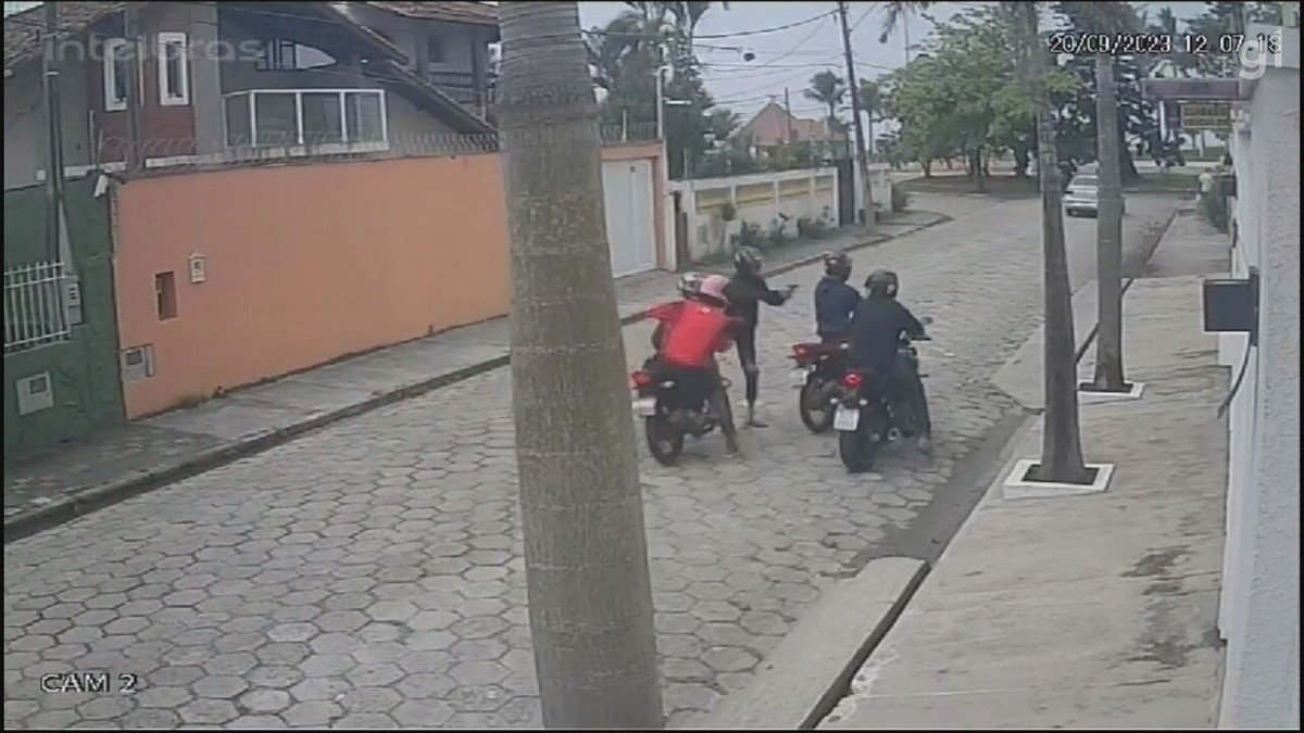 Jovem Cercado Por Quadrilha E Agredido Com Coronhadas Em Assalto No Litoral De Sp V Deo