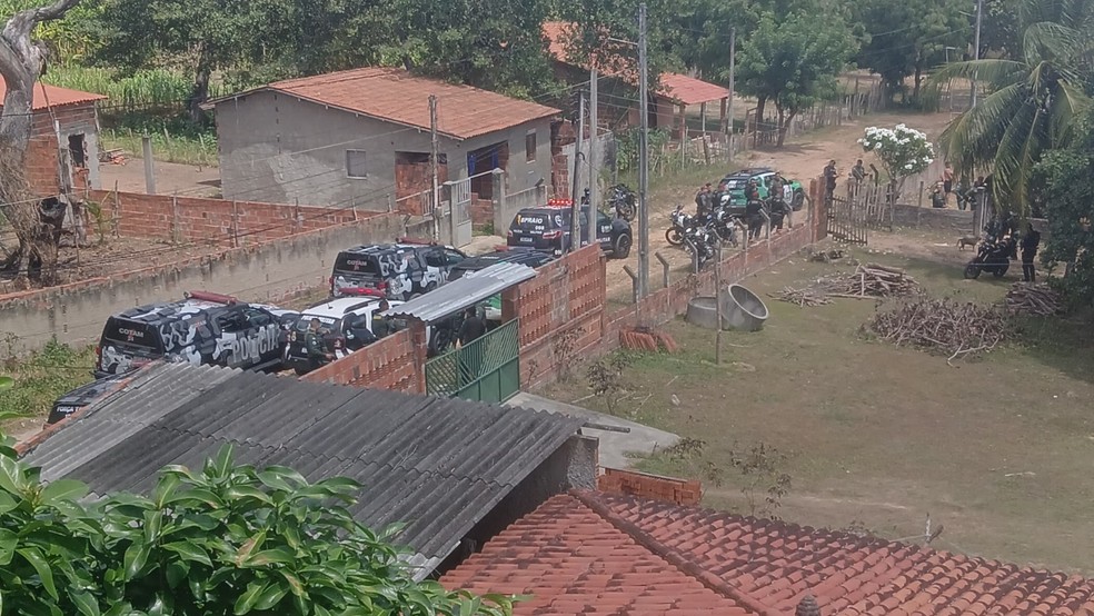 Júlia Natália apareceu em uma área de mata, em Aquiraz, horas após o corpo do soldado Raphael Sampaio ser encontrado carbonizado em Itaitinga. — Foto: Reprodução