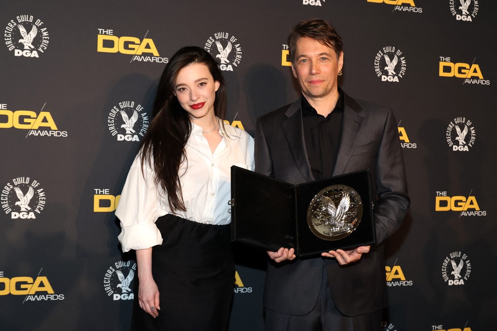 Mikey Madison e o cineasta Sean Baker, de 'Anora', posam com prêmio principal do Sindicato dos Diretores dos EUA — Foto: Amy Sussman/Getty Images North America/Getty Images via AFP