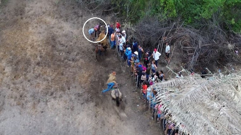 Homens atropelados por cavalo em Ipaporanga, no interior do Ceará, estavam de costas para arena e não perceberam aproximação do vaqueiro. — Foto: Diego Martins Barroso/ Arquivo pessoal
