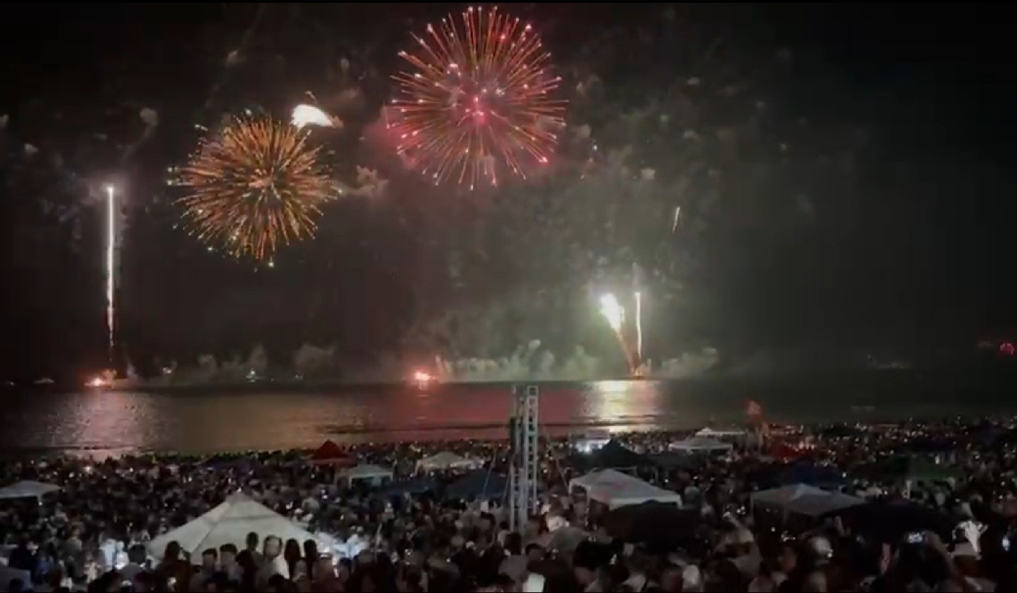 Praia do Forte lota em Cabo Frio com retomada da queima de fogos no Réveillon