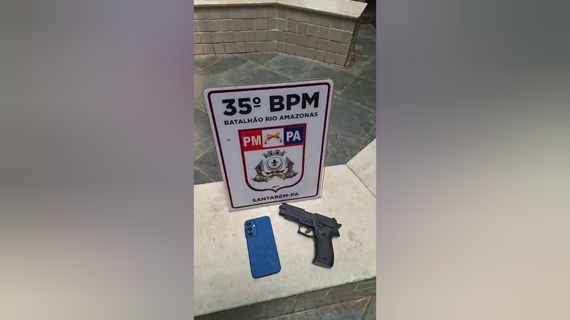 Suspeito de roubo é preso com simulacro; polícia recupera celular e moto