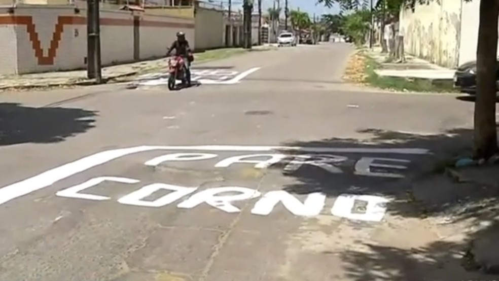 População pintou mensagem "Pare corno" em rua de Fortaleza que já registrou diversos acidentes de trânsito — Foto: TV Verdes Mares/Reprodução