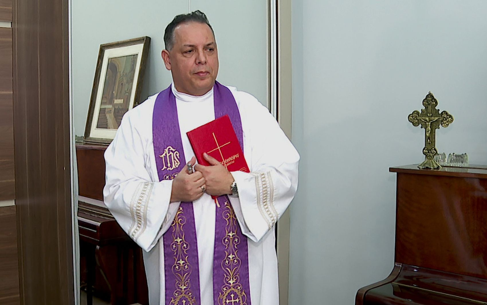 Padre conta como é exorcismo na prática e garante que filmes exageram: 'as coisas são muito mais tranquilas'