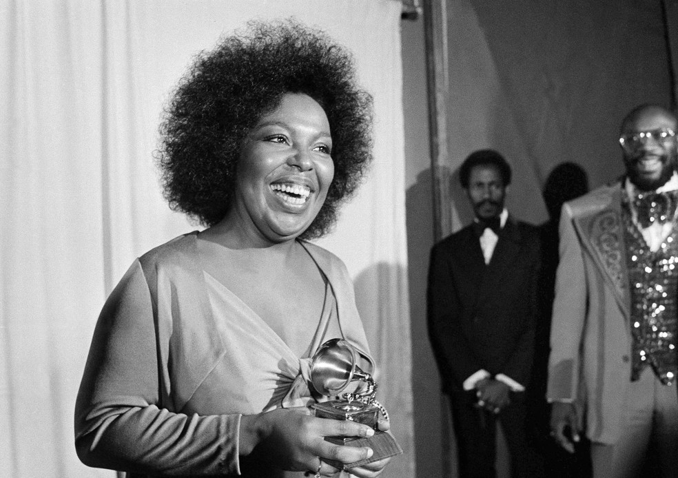 Roberta Flack com o Grammy por seu disco "Killing Me Softly With His Song", em 1974 — Foto: Harold Filan/AP