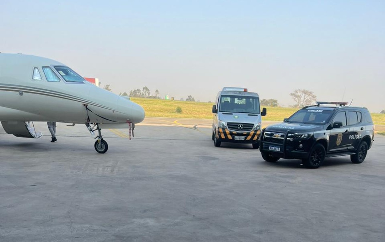 Equipe de Gusttavo Lima diz que avião apreendido em operação que prendeu Deolane Bezerra foi vendido