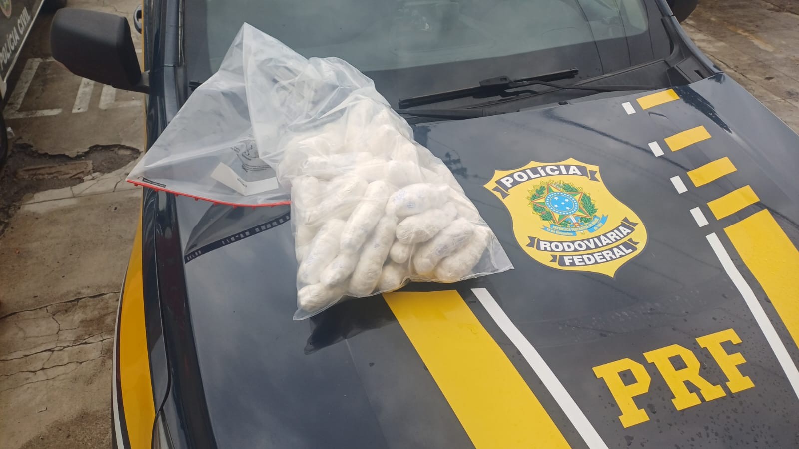 Casal é detido com mais de 4 kg de cocaína na BR-393, em Barra do Piraí