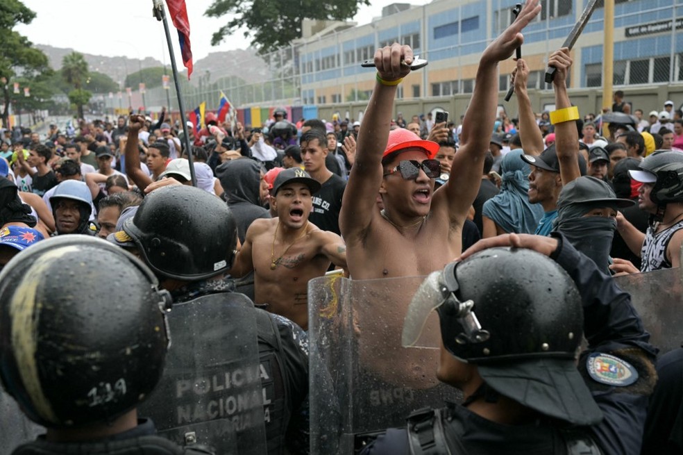 Manifestantes contrários ao anúncio de vitória de Maduro na eleição da Venezuela protestam nas ruas de Caracas — Foto: Yuri Cortez/AFP