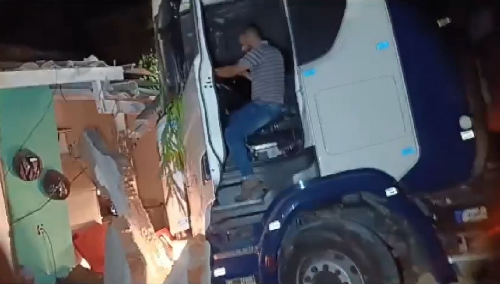 Caminhão bate contra dois carros e invade casa em Campinas