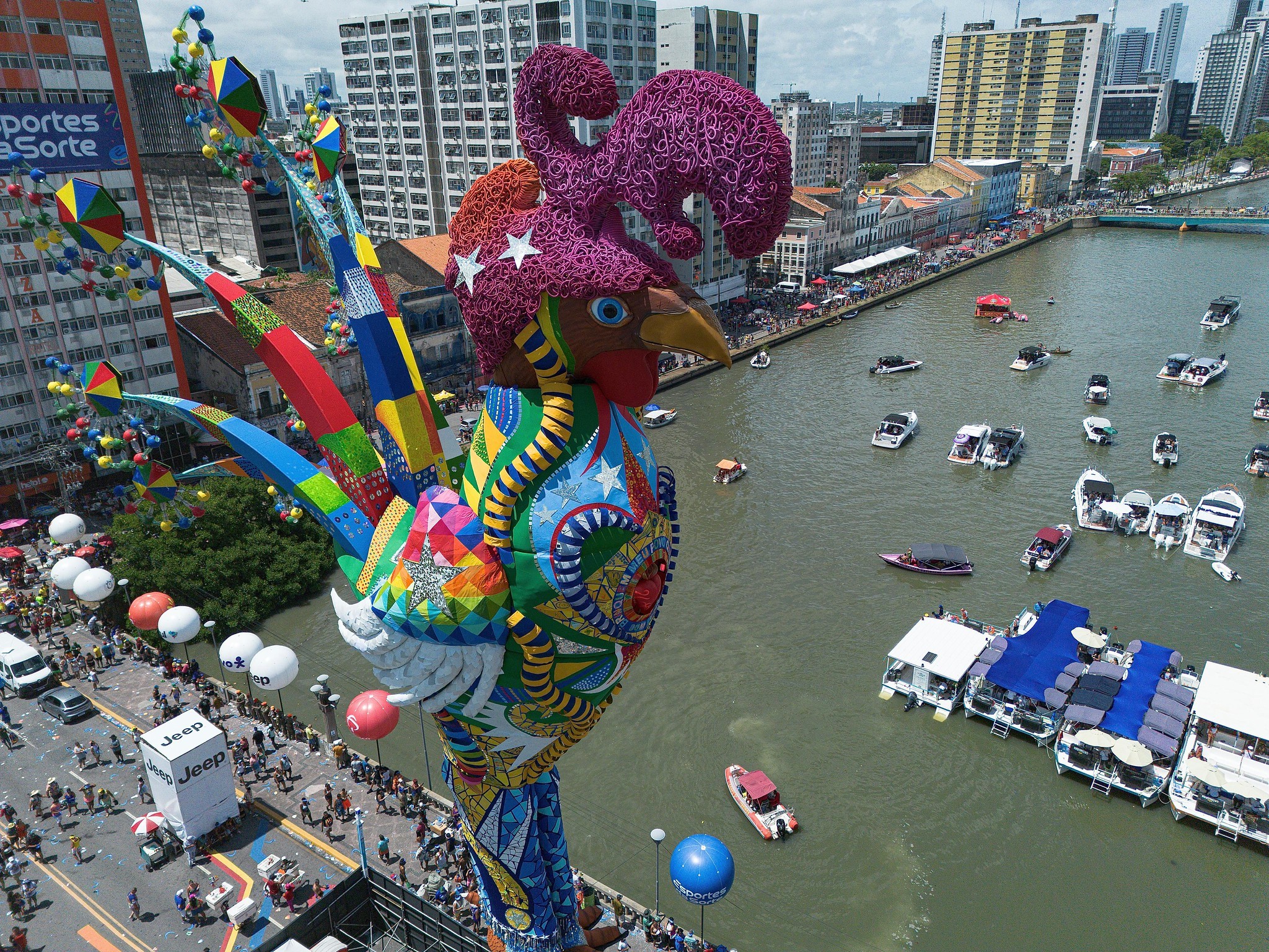 Galo da Madrugada arrrasta multidão e chuva dá trégua para o povo brincar