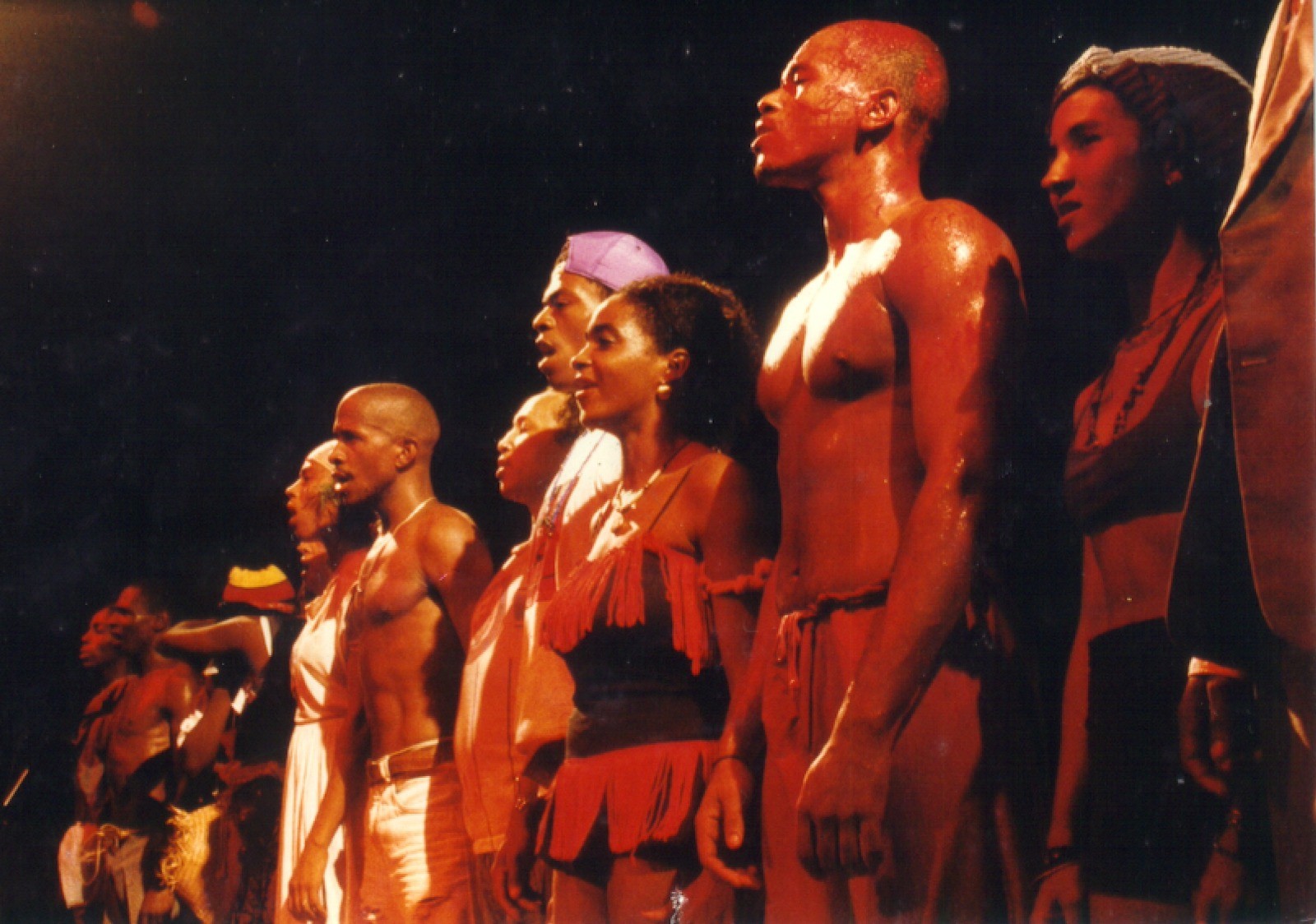 Bando de Teatro Olodum celebra aniversário de 35 anos com leitura dramática de 'Zumbi' em evento com distribuição de caruru