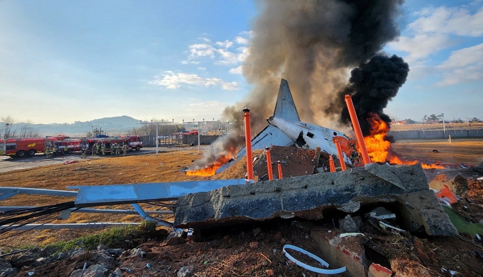 Avião explodiu após sair da pista na Coreia do Sul, em 29 de dezembro de 2024 — Foto: Yonhap via REUTERS