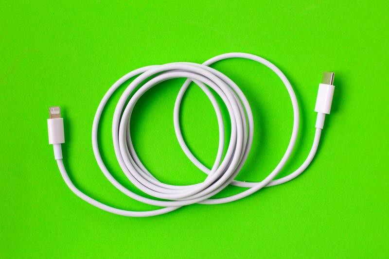 Como cuidar dos seus cabos de celular (certamente não da maneira como você está fazendo)