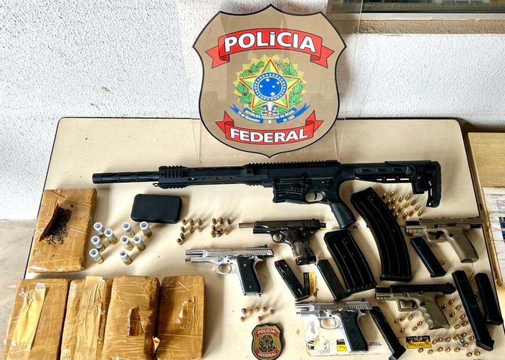 As autoridades apreenderam quatro pistolas, uma escopeta, além de substâncias como maconha e cocaína — Foto: Divulgação PF