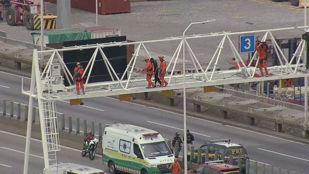 Homem que acessou indevidamente um dos pórticos da Ponte Rio-Niterói é retirado pelos bombeiros — Foto: Reprodução/TV Globo