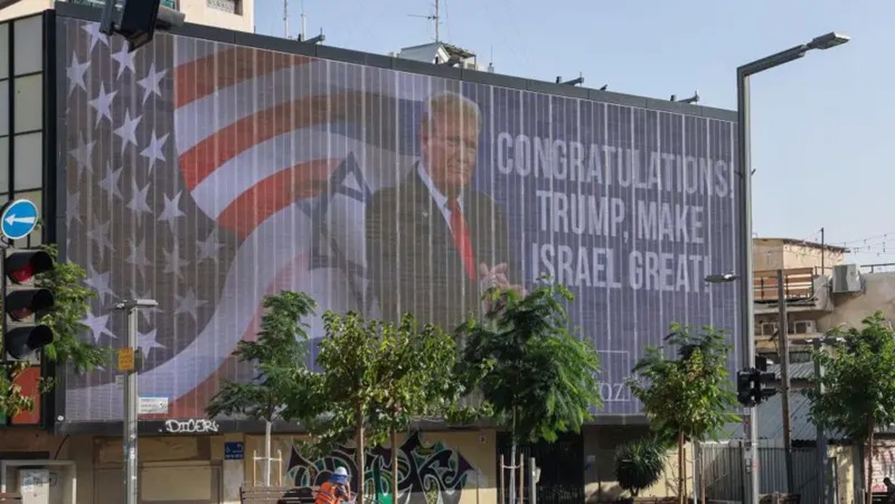 Outdoor em Tel Aviv parabenizando Donald Trump pela vitória na eleição. — Foto: Getty Images via BBC