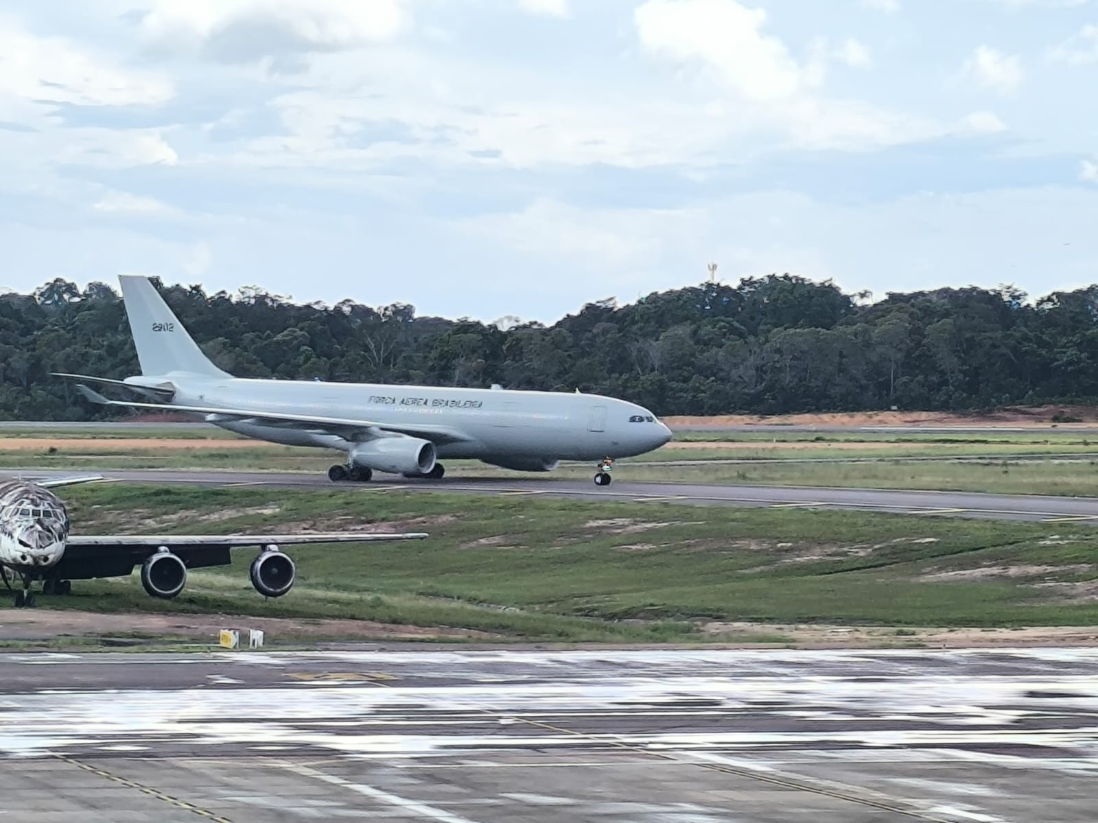 Avião da FAB com deportados dos EUA decola de Manaus com destino a BH