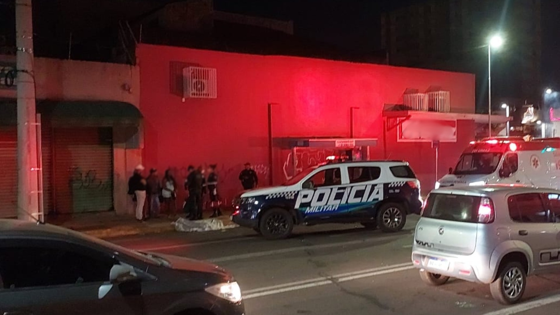 Jovem é morto com 13 golpes de faca após discussão por dívida em frente a bar