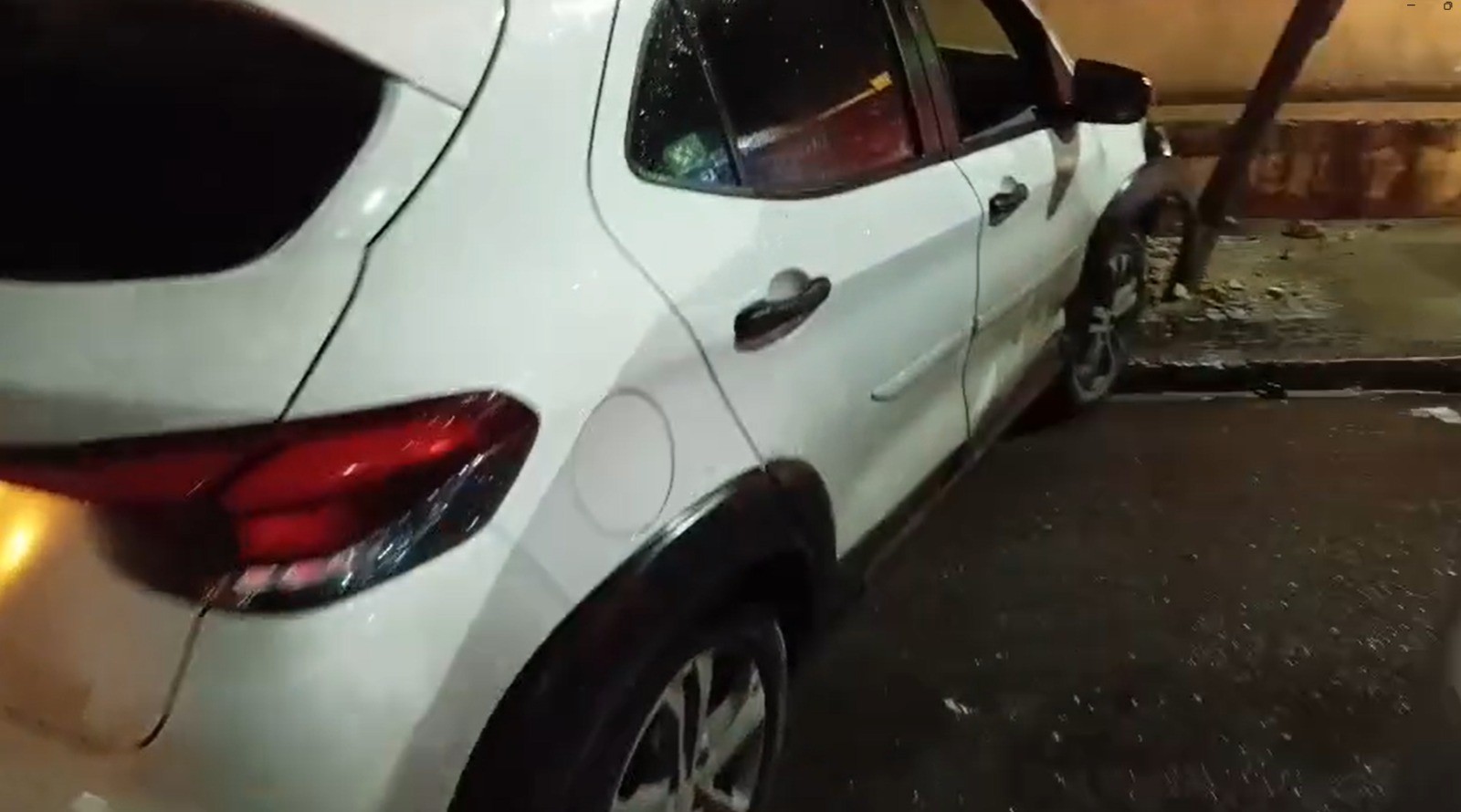 Criminosos roubam carro em posto de combustíveis e um deles fica ferido e é preso após bater veículo em perseguição policial