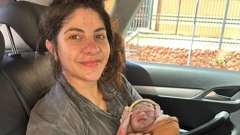 'Meu filho nasceu no caminho para o hospital': por que partos rápidos acontecem 'com mais frequência do que se imagina'