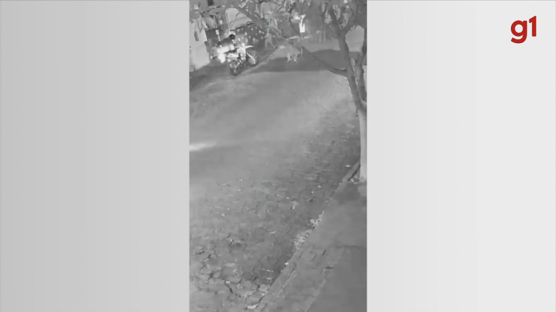 Vídeos de câmeras de segurança mostram como agia dupla presa por roubos de motos em Bauru