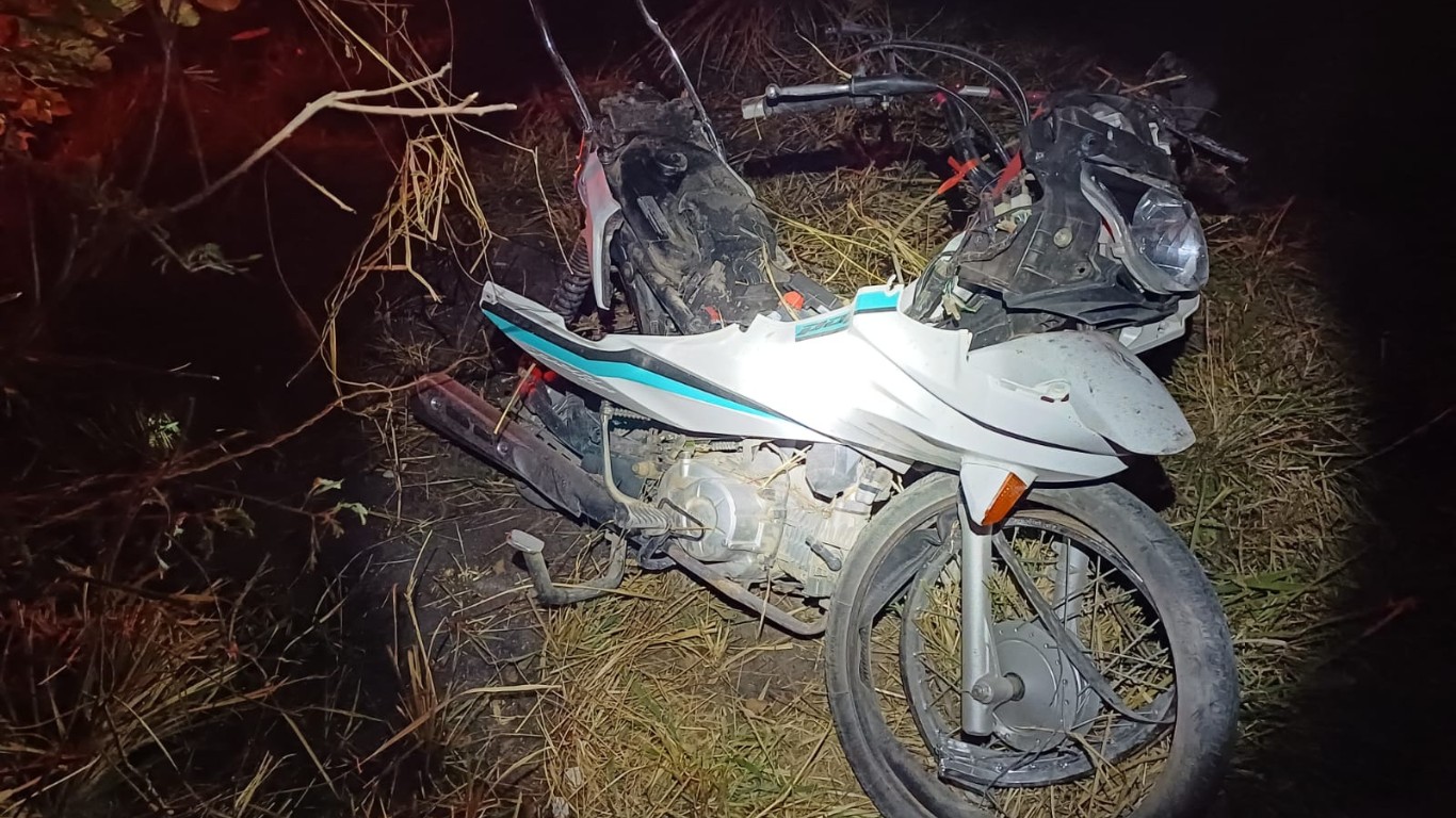 Mulher morre e homem fica ferido após serem atingidos por veículo na BR-423, em Lajedo