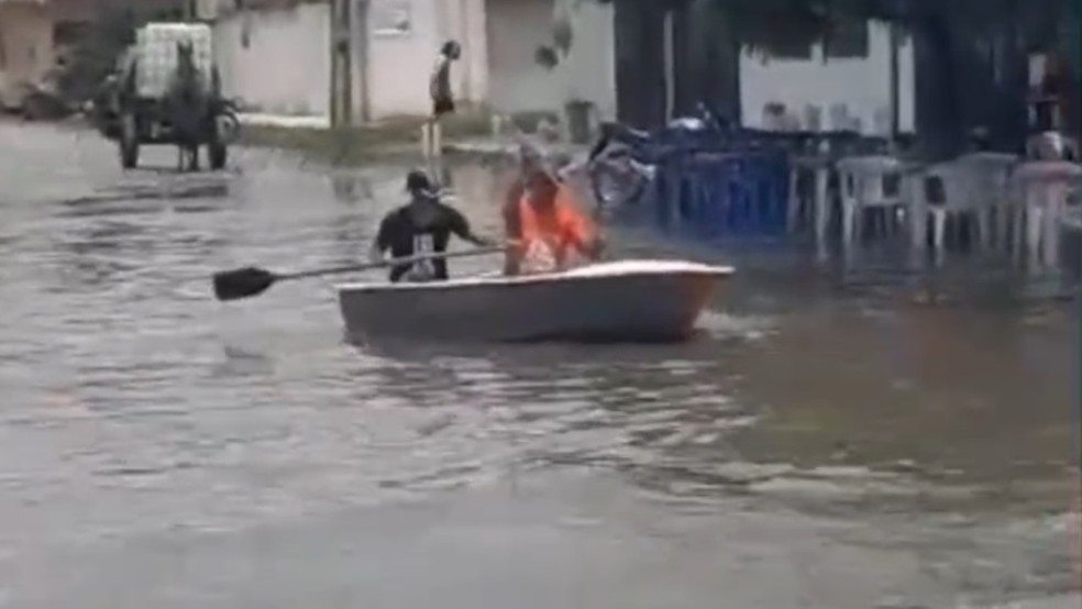 Em Quixadá, foi tanta chuva que moradores usaram barcos para transitar nas ruas da cidade — Foto: Reprodução