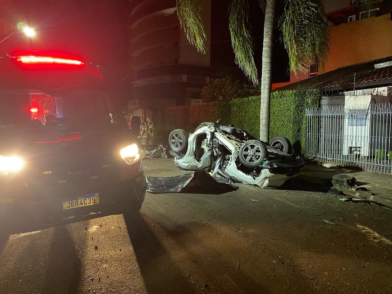 VÍDEO: Colisão entre carros deixa duas pessoas mortas e uma ferida no RS, afirmam bombeiros